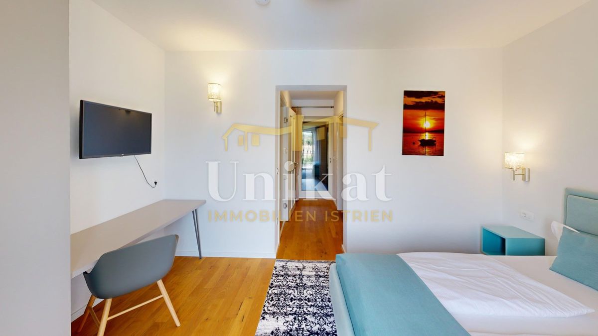 Čudovita dvojna hiša s bazenom